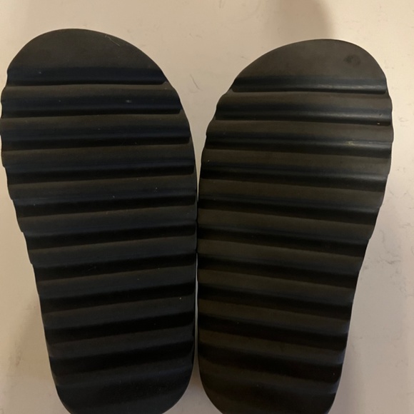 Men’s Yeezy Slides size 9 - Picture 2 of 7